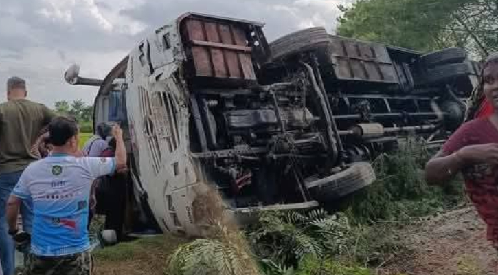 সাতক্ষীরায় ৩৫ জন সাংবাদিক বহনকারী বাস নিয়ন্ত্রণ হারিয়ে খাদে